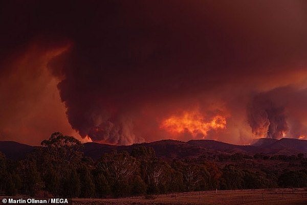24110566-7953957-The_Orroral_fire_has_been_burning_close_to_Canberra_for_much_of_-a-27_1580509445000.jpg,0