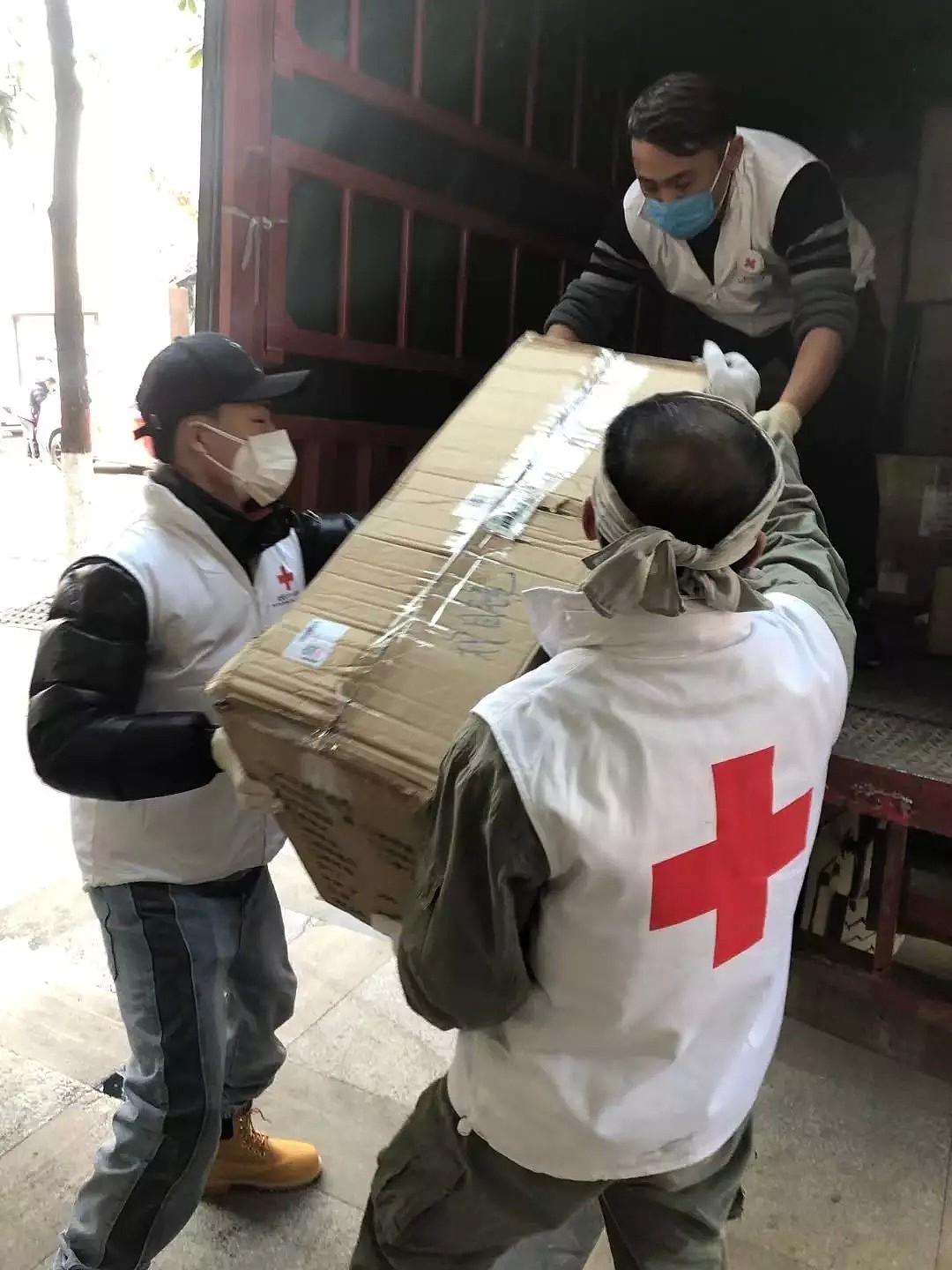 捐那么多东西怎么还缺?记者探访武汉红十字会（组图） - 1