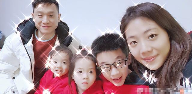 奥运冠军杨威一家五口留在武汉 晒双胞胎女儿照祈求平安（组图） - 5