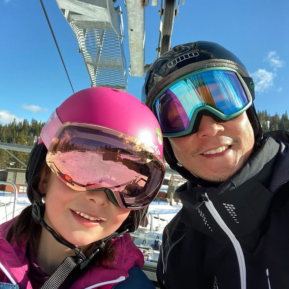 吴彦祖教6岁女儿学滑雪晒父女合影 期望女儿未来能一直相陪滑雪（组图） - 2