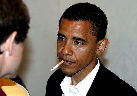 奥巴马大女儿课间抽烟，和富二代男友相对吞云吐雾，素颜像前总统