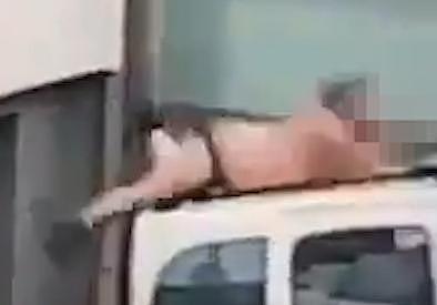 瑞士半裸男子从二层窗户跌到面包车上，因其情人的丈夫早早回家