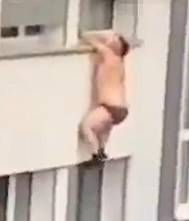 瑞士半裸男子从二层窗户跌到面包车上，因其情人的丈夫早早回家