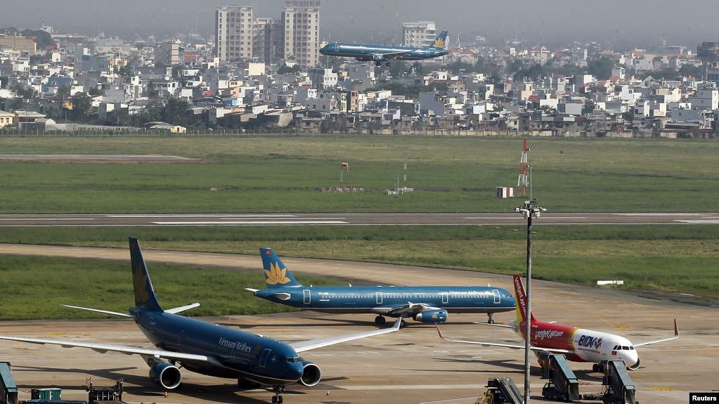 越南航空公司的飞机停在胡志明市新山国际机场停机坪。资料照。