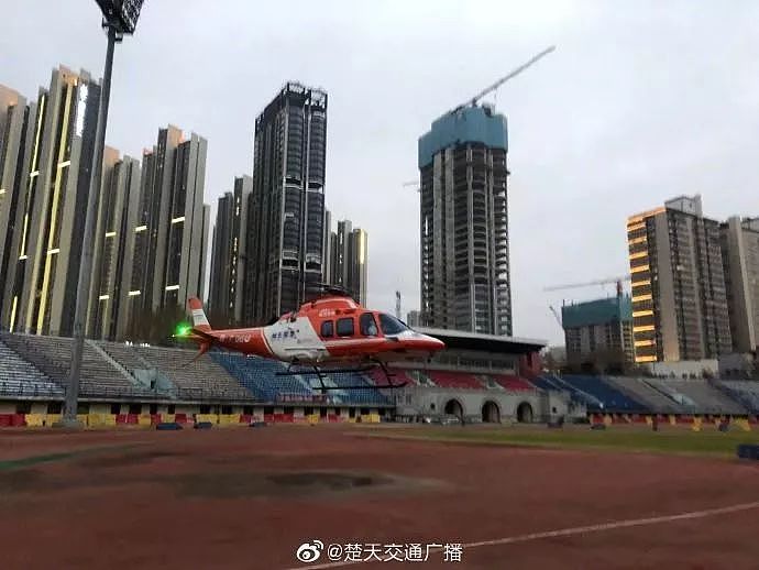 飞过武汉红会，直升机空降协和等医院定向送口罩（视频/组图） - 1