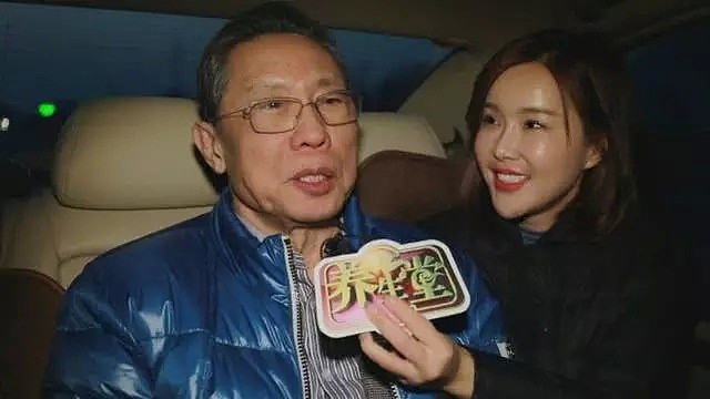 女主持人采访钟南山，全程嬉皮笑脸被批缺乏素养（组图） - 1