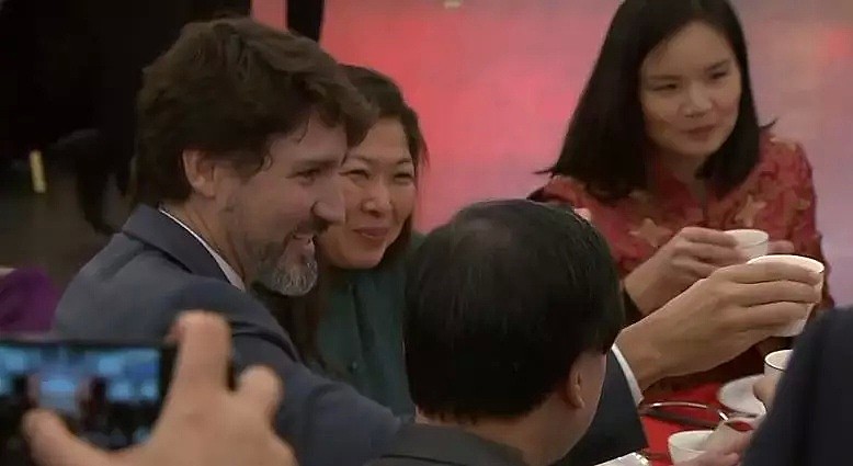 加拿大宣布：不会跟随美澳限制中国人入境！特鲁多现身和华人握手拥抱，为中国打气（组图） - 6
