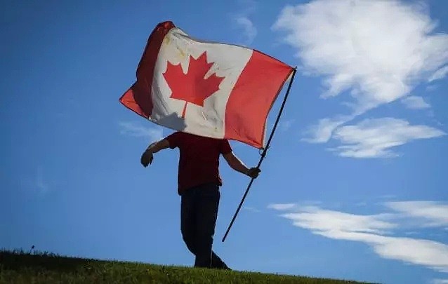 加拿大宣布：不会跟随美澳限制中国人入境！特鲁多现身和华人握手拥抱，为中国打气（组图） - 9
