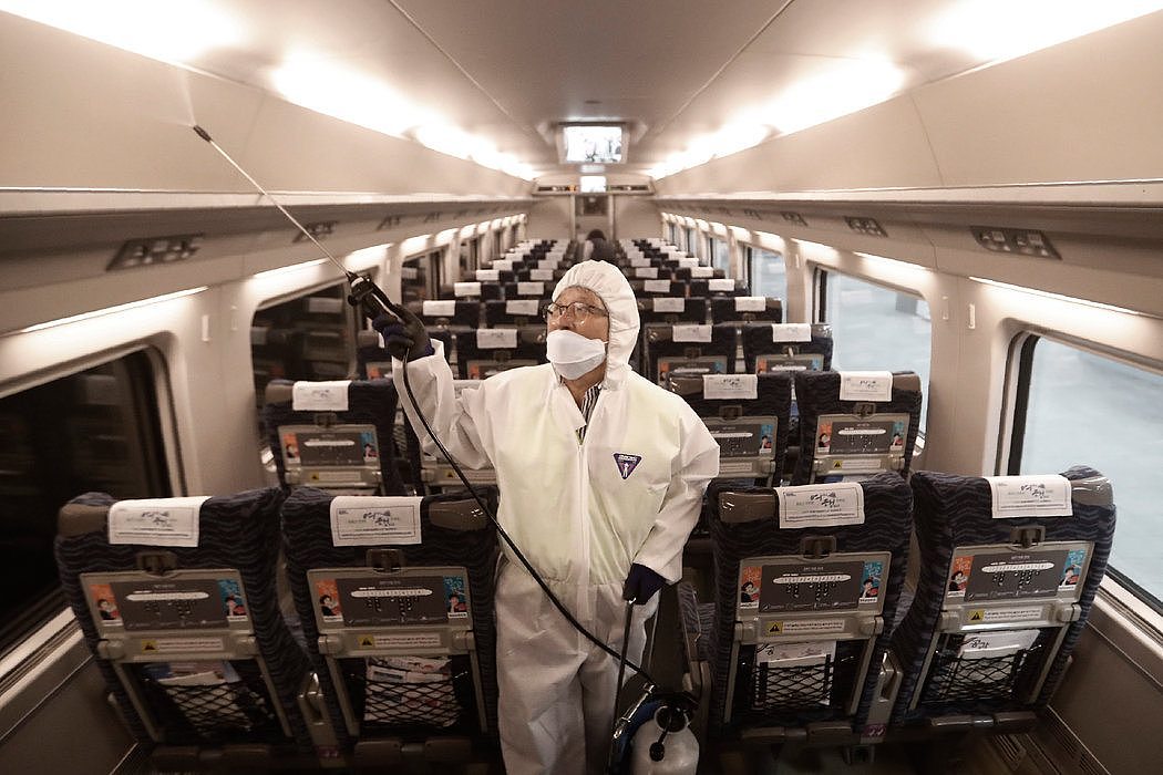 1月24日，全球都在担忧冠状病毒的传播，韩国首尔水西站的一列火车正在喷洒消毒剂。