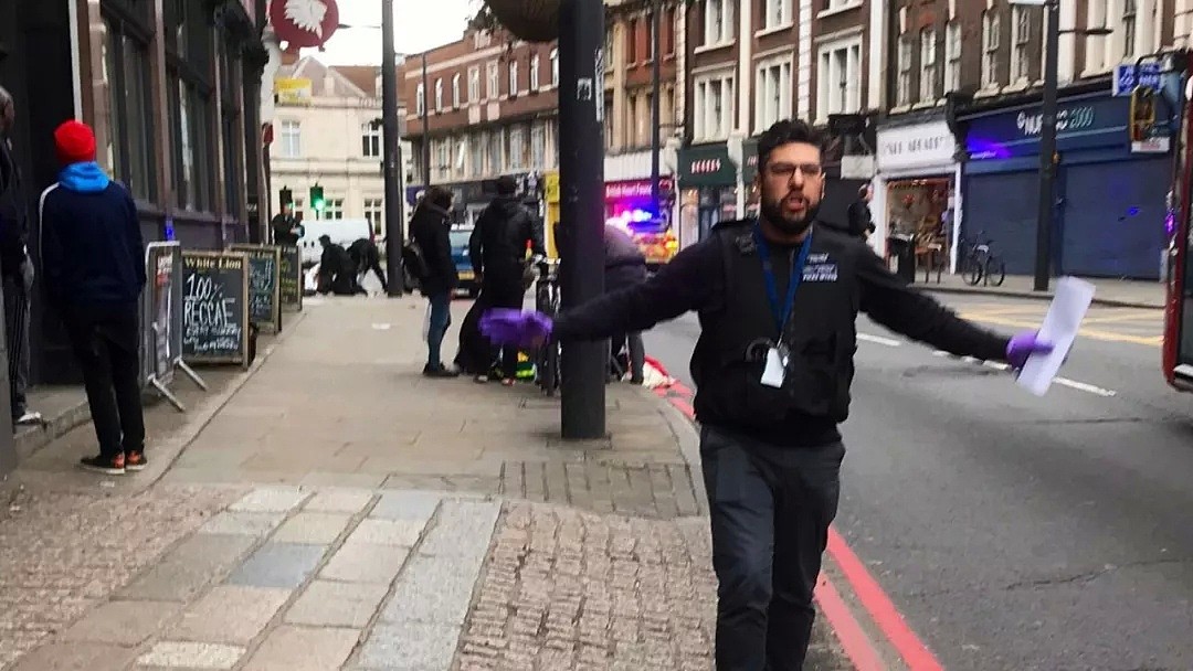 突发！伦敦发生恐袭，多人被刺伤，一男被警方枪杀（图） - 2