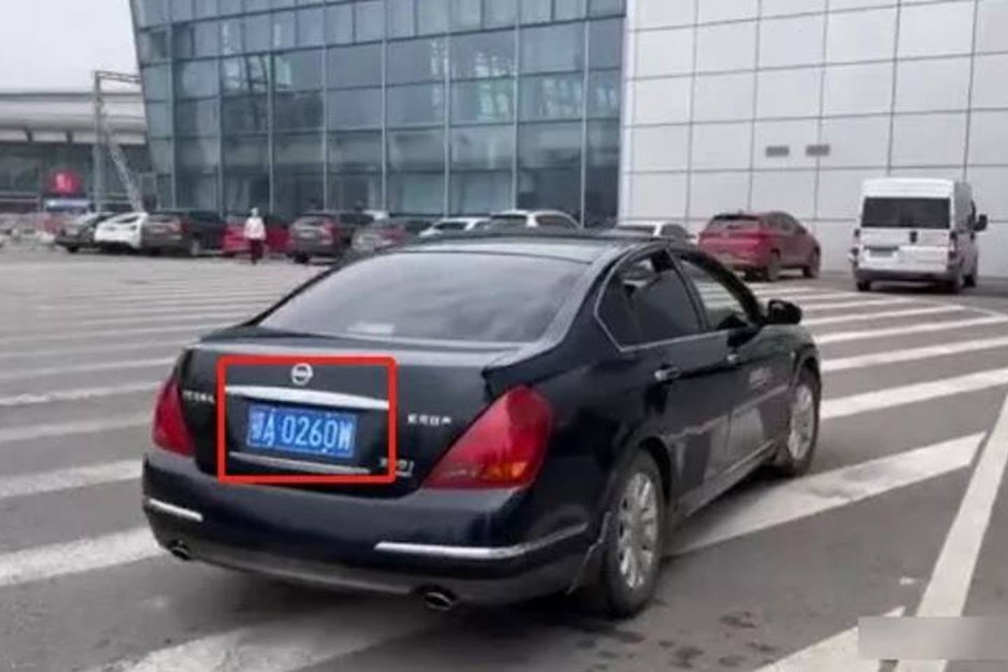 有网友扒出涉事车辆系武汉市官方用车。（微博视频截图）