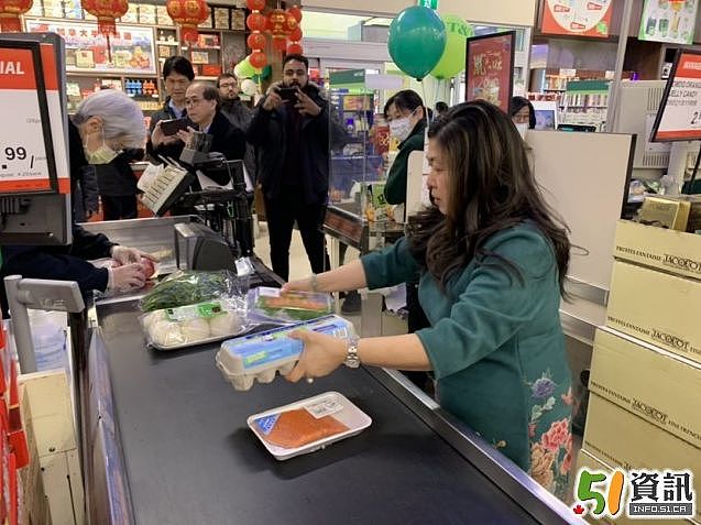 力挺华人！加拿大部长买武汉热干面，还去华人超市购物（组图） - 11