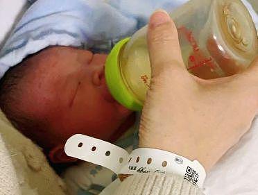 2月1日，在入住武汉一家新型肺炎特殊病人定点医院的第二天，龚林顺产一个7.1斤男婴，母子状态很好。受访者供图