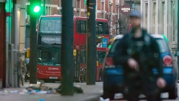 突发！伦敦街头恐怖袭击，全程被拍，多人遭刀捅伤，嫌犯当场被毙！（视频/组图） - 6