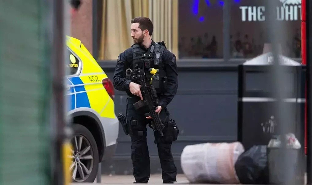 突发！伦敦街头恐怖袭击，全程被拍，多人遭刀捅伤，嫌犯当场被毙！（视频/组图） - 7