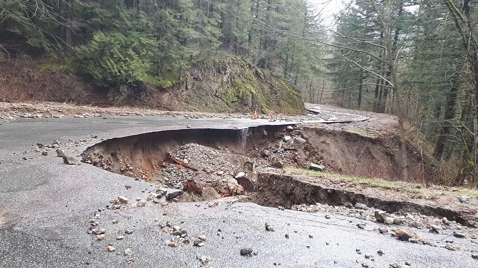 暴雨后的温哥华: 手机中断 道路塌陷 几百人被困（组图） - 1