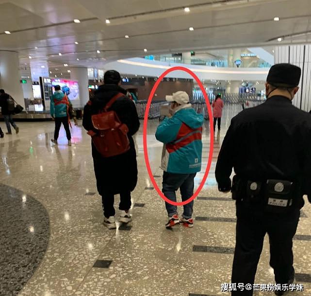 网友机场偶遇韩红，身体硬朗结实，她与众人合影不戴口罩惹争议 （组图） - 2