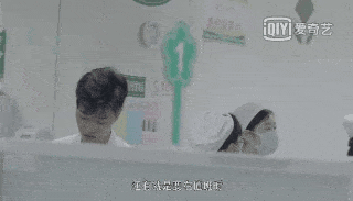 纪录片《中国医生》的90后小哥刷屏，又帅又温柔还是博士后：现实版江直树，绝了！ - 7