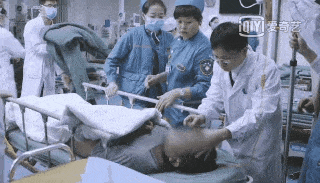 纪录片《中国医生》的90后小哥刷屏，又帅又温柔还是博士后：现实版江直树，绝了！ - 24