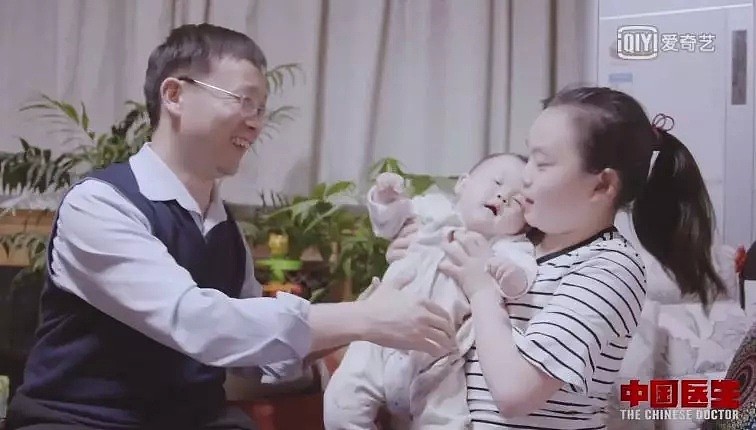 纪录片《中国医生》的90后小哥刷屏，又帅又温柔还是博士后：现实版江直树，绝了！ - 32