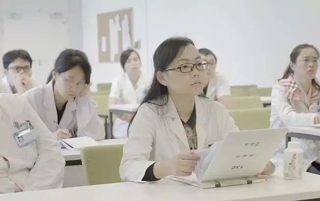 纪录片《中国医生》的90后小哥刷屏，又帅又温柔还是博士后：现实版江直树，绝了！ - 34