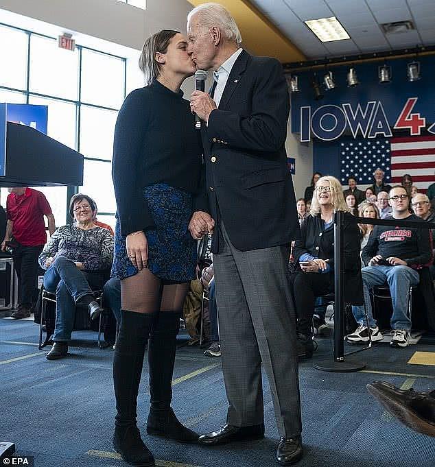 拜登在竞选演讲中亲吻19岁孙女的嘴唇，观众们微笑地看着