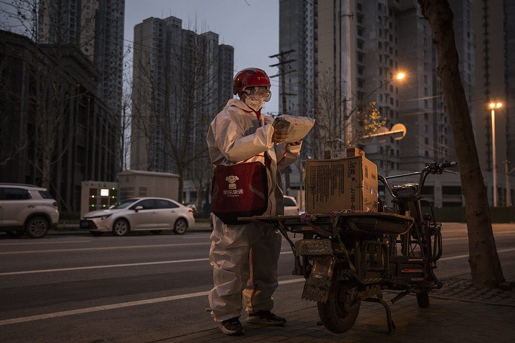 穿戴口罩和防护服的武汉快递员。