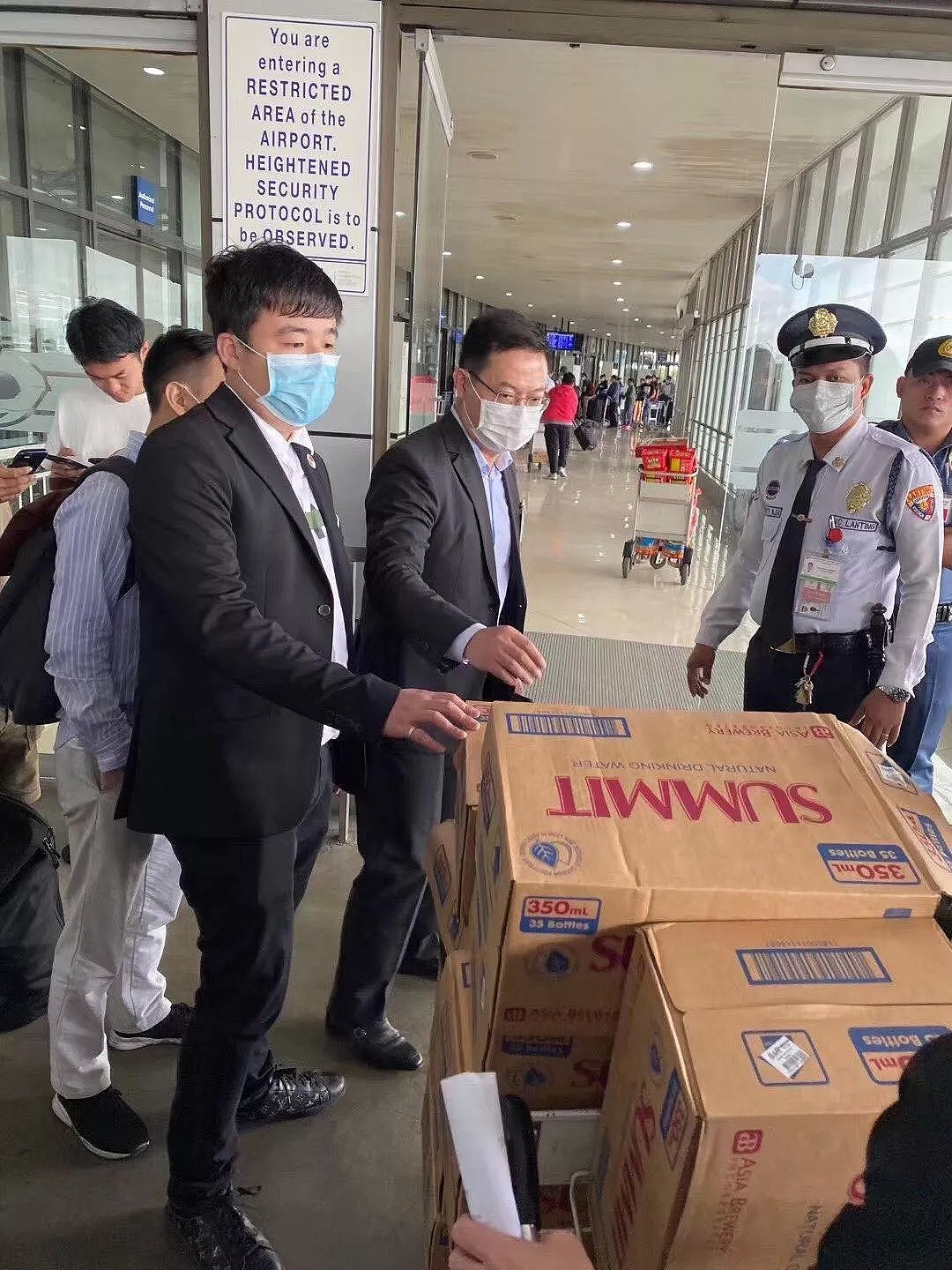 387名滞留马尼拉机场的中国旅客全部回国（组图） - 3