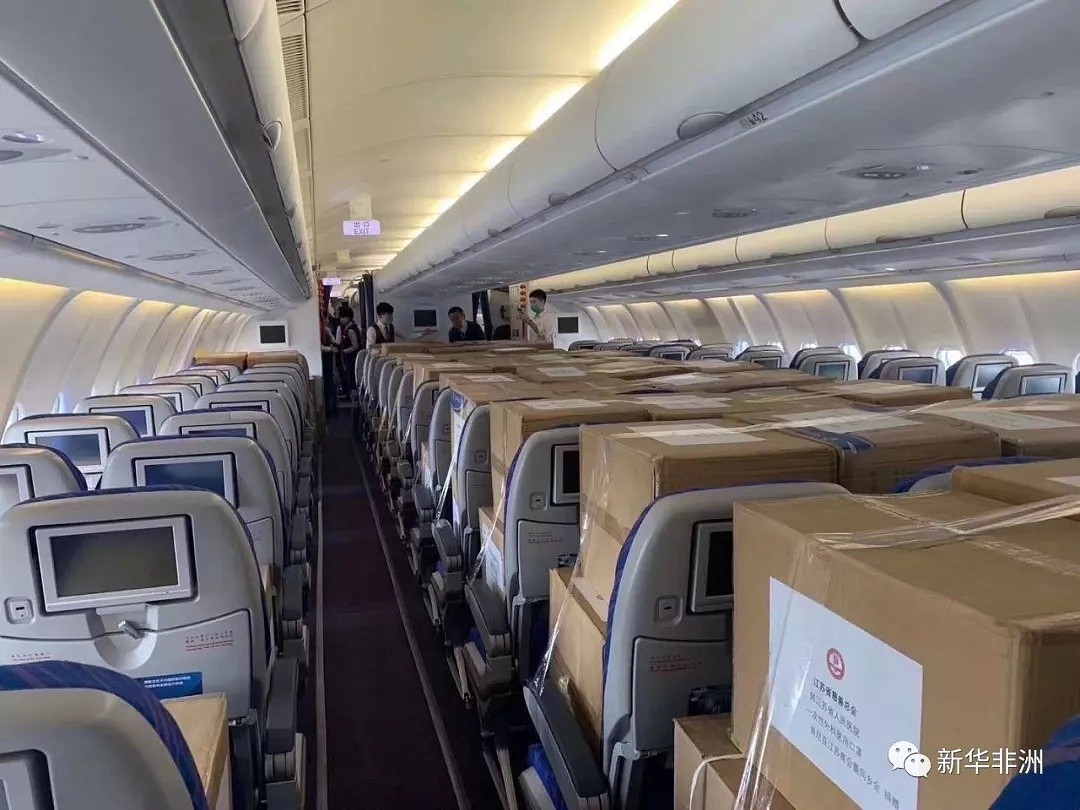 非洲华人包机捐赠医用物资致晚点，座位上全是箱子，无一乘客抱怨（视频/组图） - 3