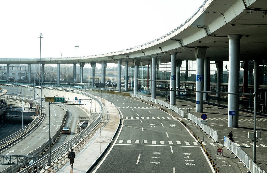 北京首都国际机场外，往常拥堵的通道如今几乎空无一人。