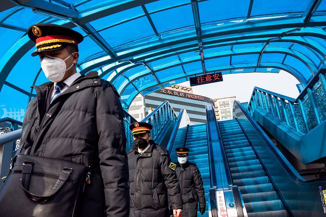 在去北京火车站的路上，列车员带着防护口罩。