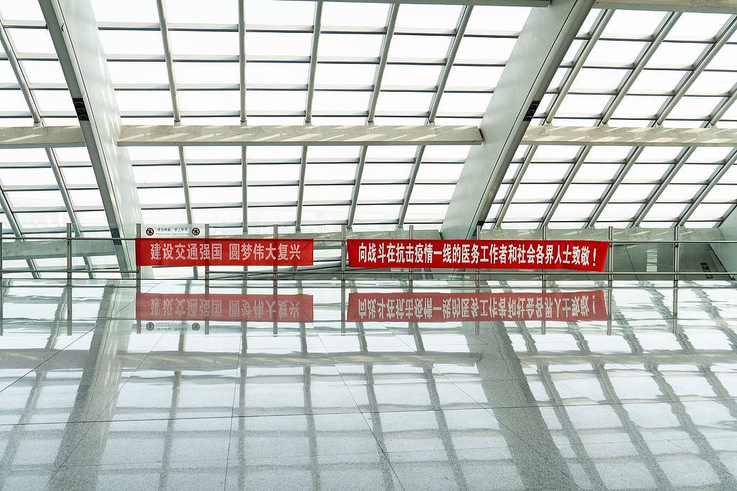 北京机场的宣传横幅写道：“向战斗在抗击疫情一线的医务工作者和社会各界人士致敬！”