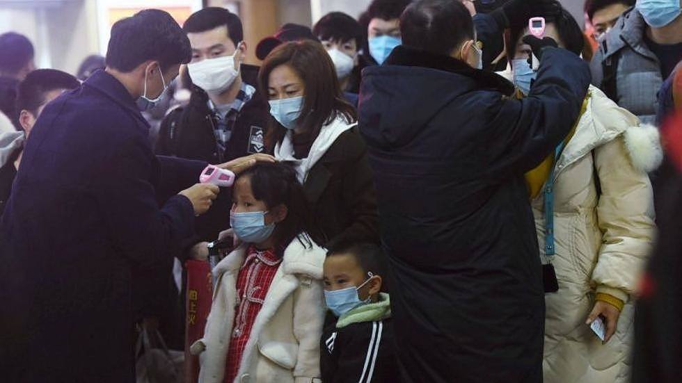 武汉肺炎疫情下，被测量体温的中国民众资料图片