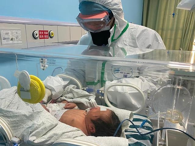 出生30小时后 新生儿确诊感染新型冠状病毒，专家：可能存在母婴垂直传播