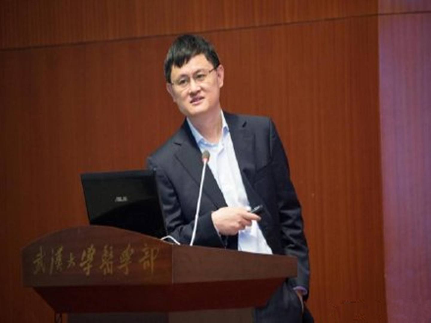 王延轶的丈夫舒红兵，目前担任武汉大学副校长。（微博@CECEDADA）