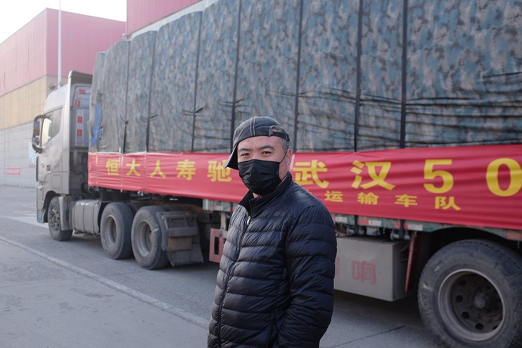 马成龙是准备从寿光运送新鲜蔬菜到武汉的司机之一。“国家有难，匹夫有责，”他说。