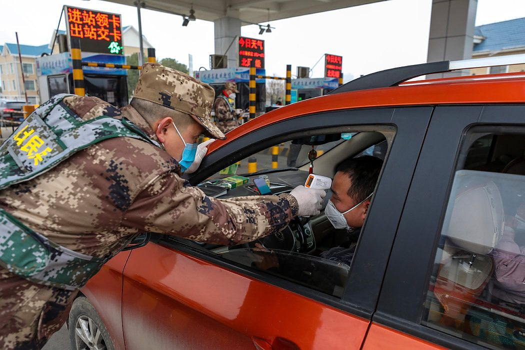 在武汉检查站，一名司机正在被量体温。
