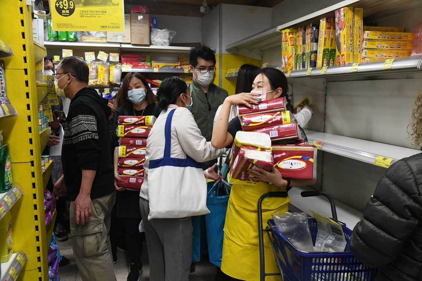 谣传内地工厂停工，香港全城抢厕纸（组图） - 3