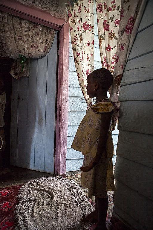 喀麦隆女性居难民营不堪性侵，母亲被迫用燃烧热杵，烫平女儿胸部