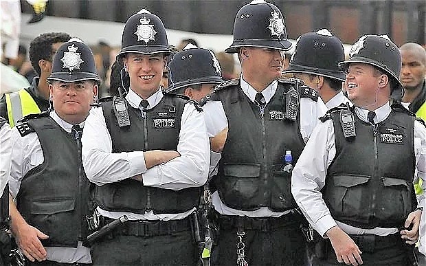 别笑！把警察的头盔当马桶，是英国孕妇的特权（组图） - 9