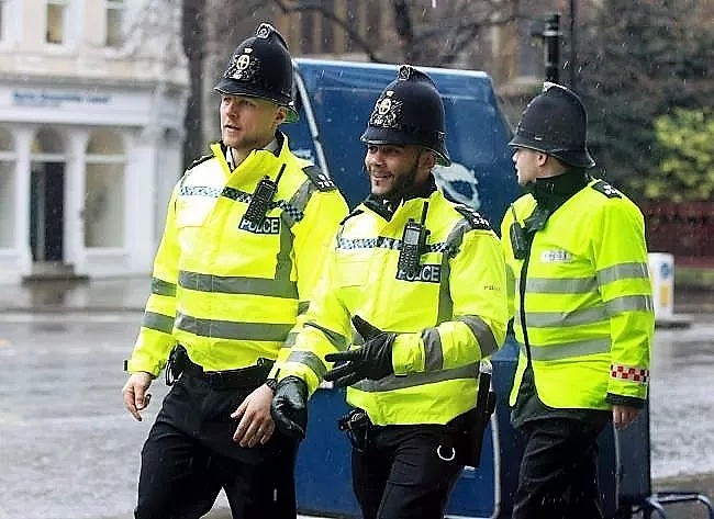 别笑！把警察的头盔当马桶，是英国孕妇的特权（组图） - 14