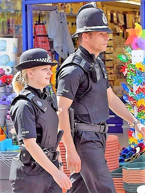 别笑！把警察的头盔当马桶，是英国孕妇的特权（组图） - 15