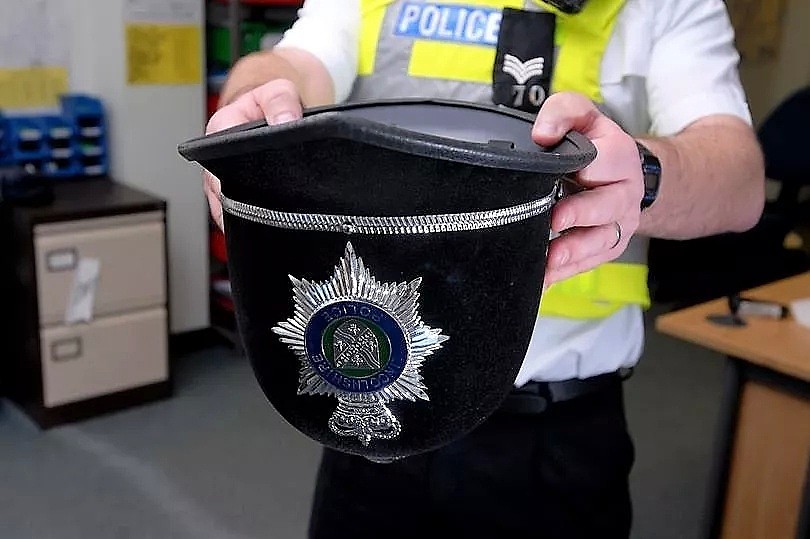 别笑！把警察的头盔当马桶，是英国孕妇的特权（组图） - 22