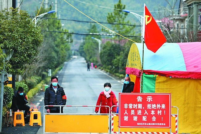 新冠肺炎疫情升温，许多大城市相继宣布「封城」，实施封闭式管理。 图为杭州一小区封闭，严格管制人员出入。 (美联社)