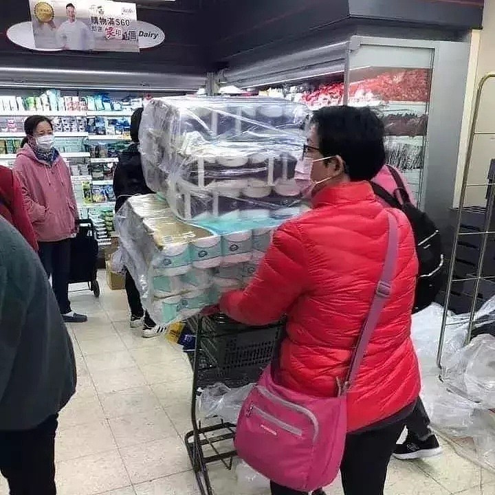 谣传内地停止供应，香港人疯抢卫生纸、避孕套，超市被买空！还有4000人排队抢口罩…（组图） - 2
