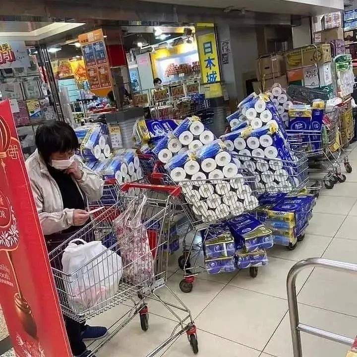 谣传内地停止供应，香港人疯抢卫生纸、避孕套，超市被买空！还有4000人排队抢口罩…（组图） - 6