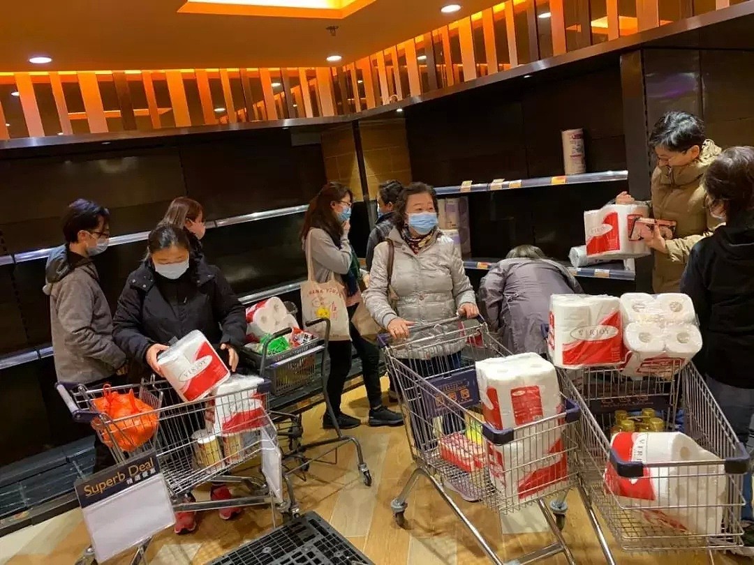 谣传内地停止供应，香港人疯抢卫生纸、避孕套，超市被买空！还有4000人排队抢口罩…（组图） - 8
