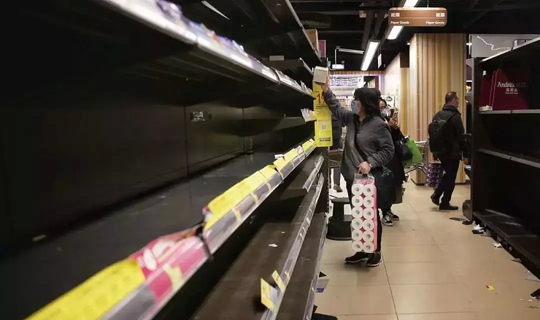 谣传内地停止供应，香港人疯抢卫生纸、避孕套，超市被买空！还有4000人排队抢口罩…（组图） - 9