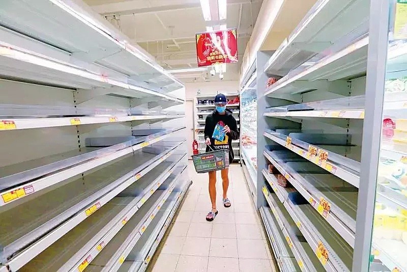 谣传内地停止供应，香港人疯抢卫生纸、避孕套，超市被买空！还有4000人排队抢口罩…（组图） - 10