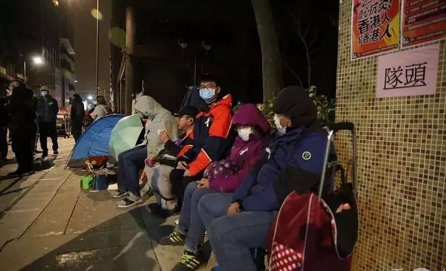 谣传内地停止供应，香港人疯抢卫生纸、避孕套，超市被买空！还有4000人排队抢口罩…（组图） - 18